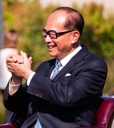 Li Ka-Shing, 33,5 tỷ USD. Tỷ phú 86 tuổi người Hồng Kông đã giữ vị trí người giàu nhất quốc gia này trong vòng 17 năm liên tiếp. Gần đây, ông công bố dự án đầu tư mới và nhận được rất nhiều sự ủng hộ của giới kinh doanh.